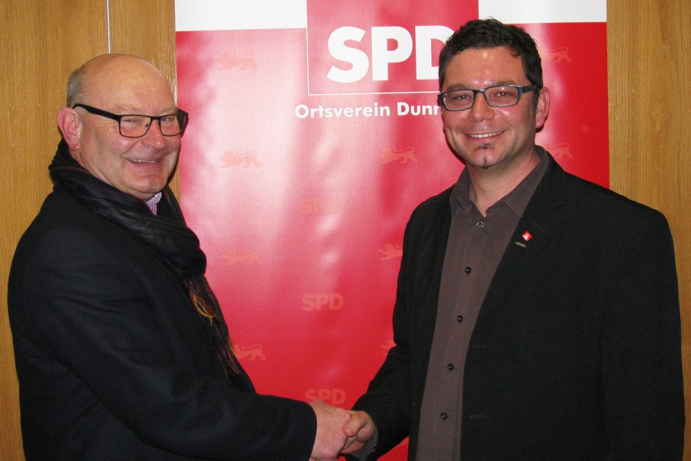 Der neue Kreisvorsitzende Torsten Stumpf gratuliert dem „Urgestein“ Hans-Peter Storz zur Wiederwahl